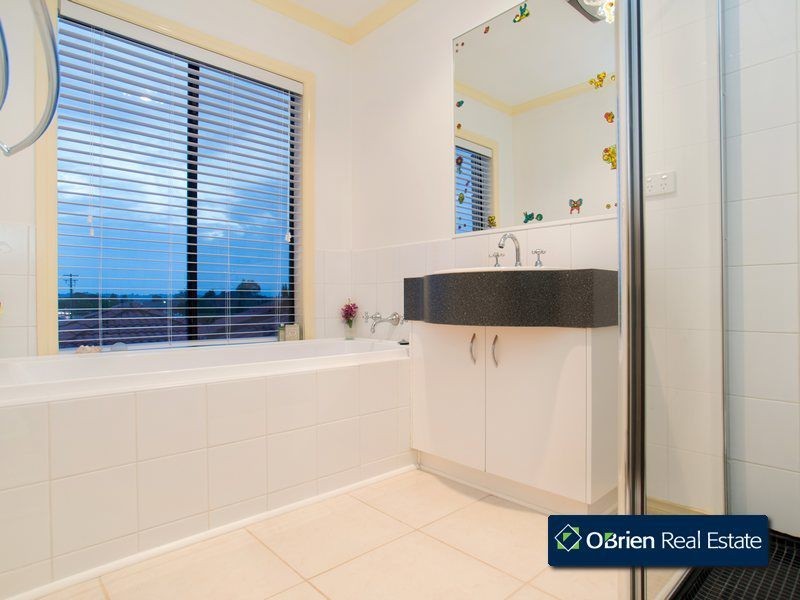 1 Glenn Erin Way, Berwick VIC 3806