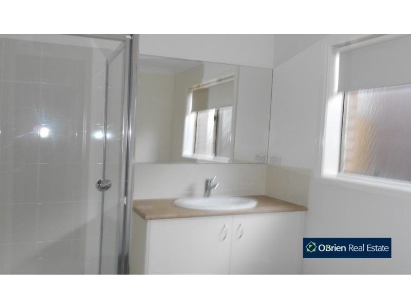 65 Chantenay Parade, Cranbourne North VIC 3977