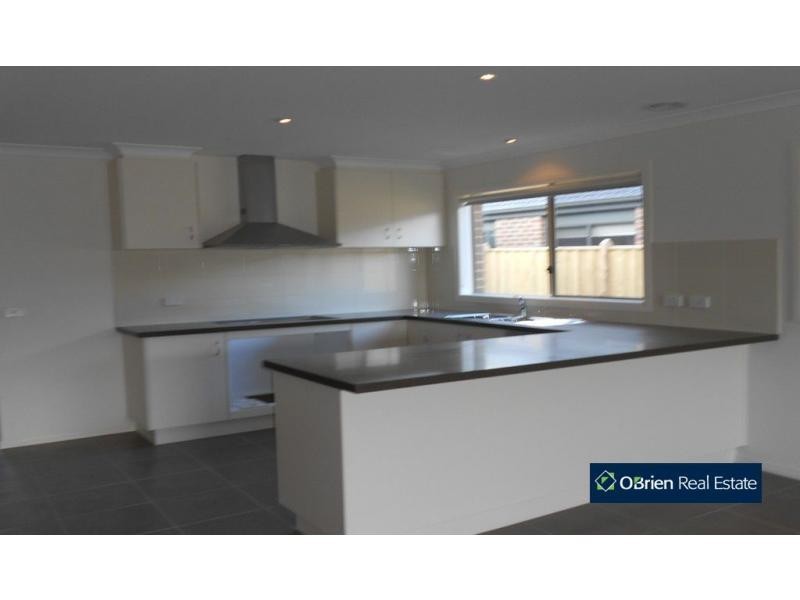 65 Chantenay Parade, Cranbourne North VIC 3977