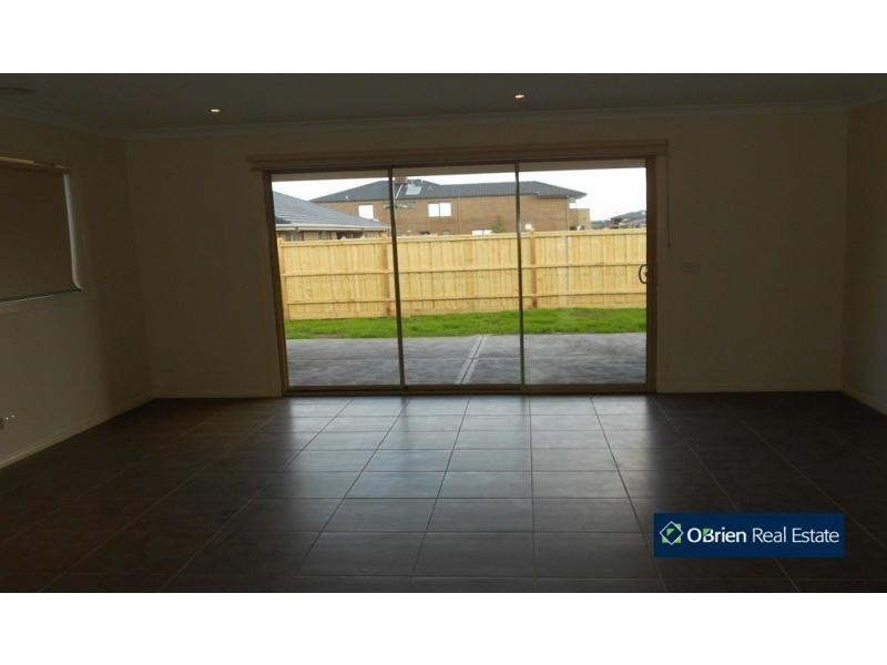 65 Chantenay Parade, Cranbourne North VIC 3977