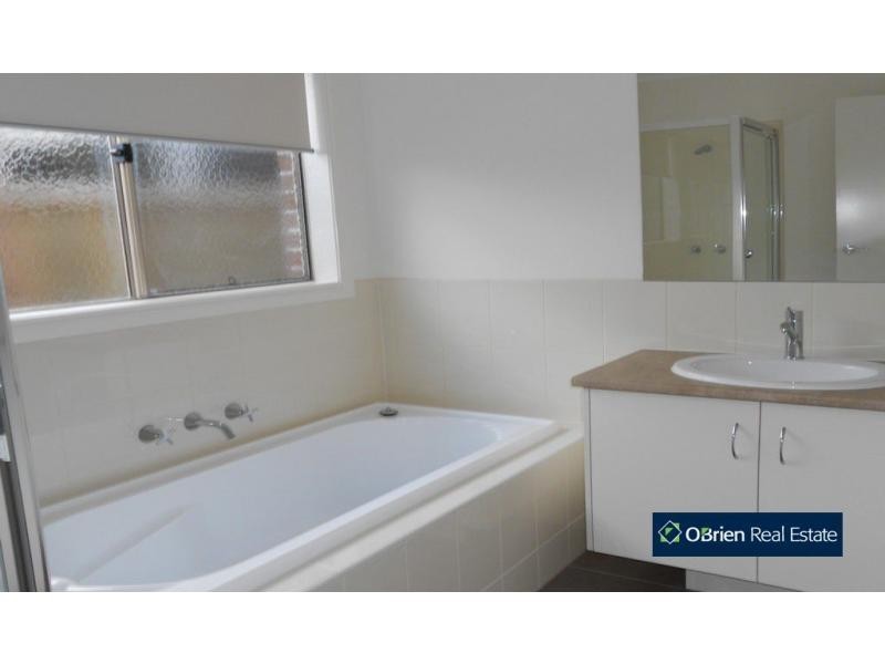 65 Chantenay Parade, Cranbourne North VIC 3977