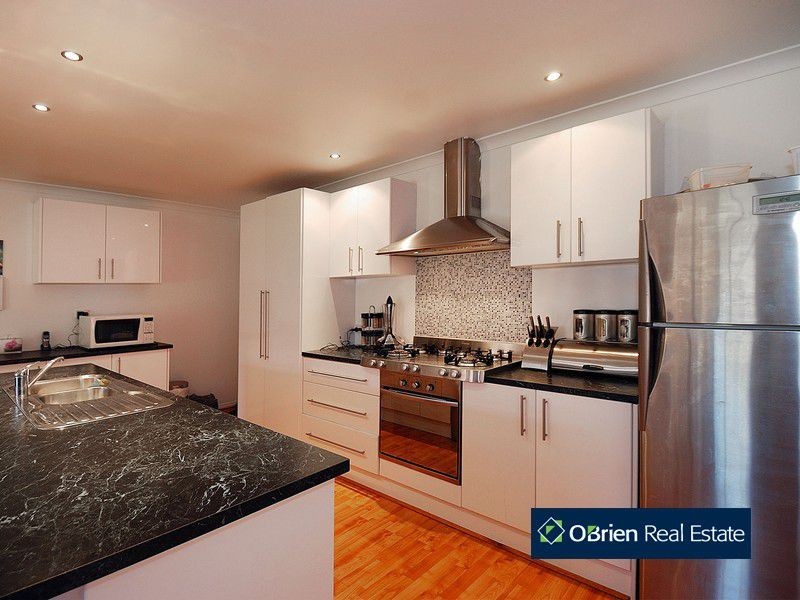 6 Minka Place, Skye VIC 3977