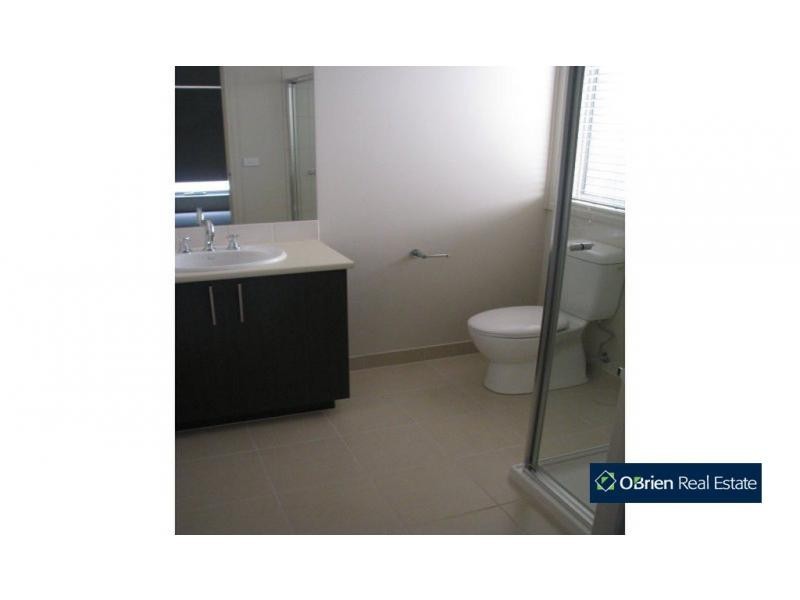 33 Edmund Street, Pakenham VIC 3810