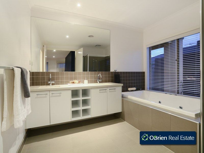 24 Skipperstone Glen, Narre Warren South VIC 3805