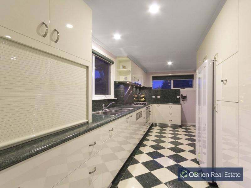 25 John Fawkner Drive, Endeavour Hills VIC 3802