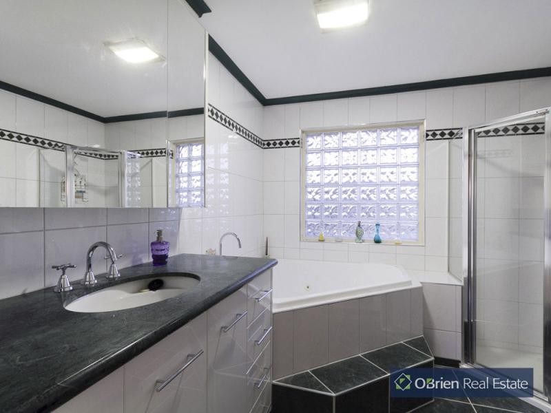 25 John Fawkner Drive, Endeavour Hills VIC 3802