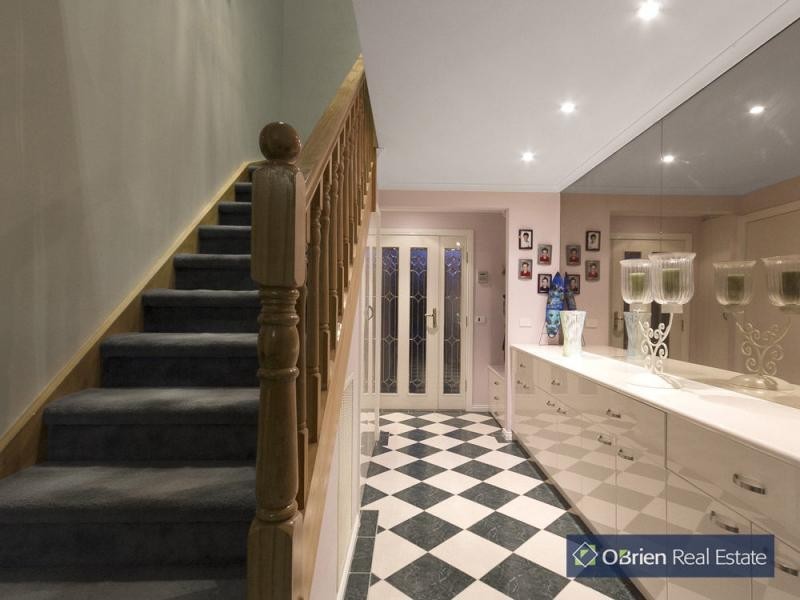 25 John Fawkner Drive, Endeavour Hills VIC 3802