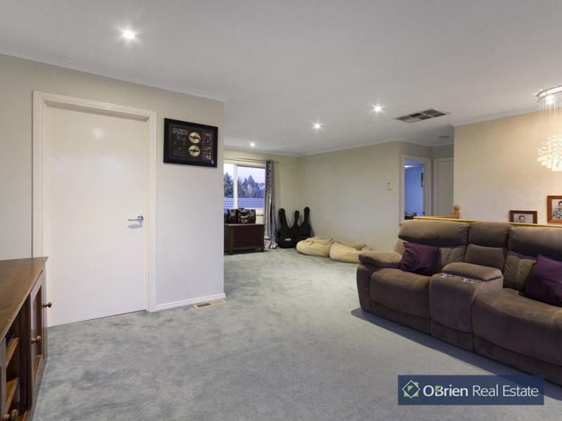 25 John Fawkner Drive, Endeavour Hills VIC 3802