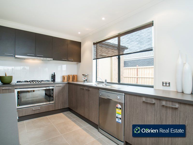 39 Mountainview Boulevard, Cranbourne North VIC 3977