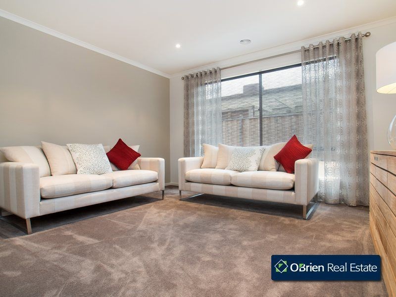 39 Mountainview Boulevard, Cranbourne North VIC 3977