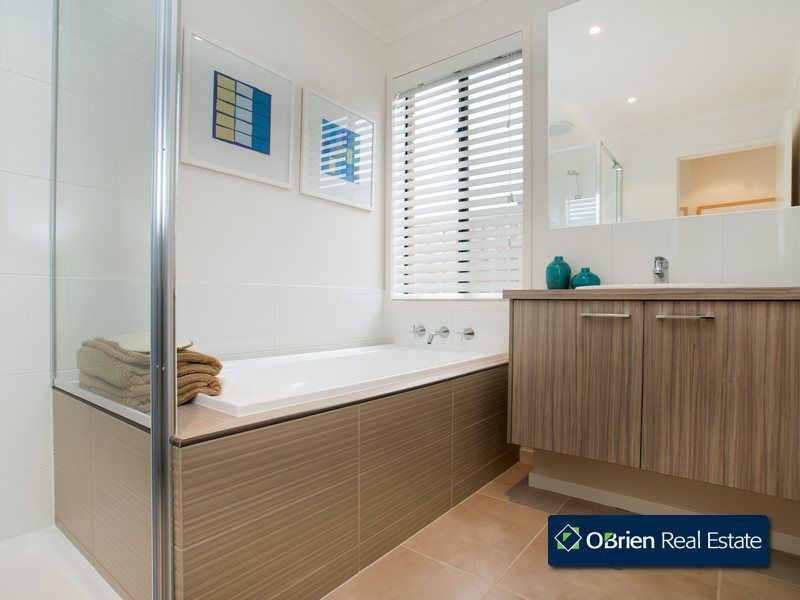 39 Mountainview Boulevard, Cranbourne North VIC 3977