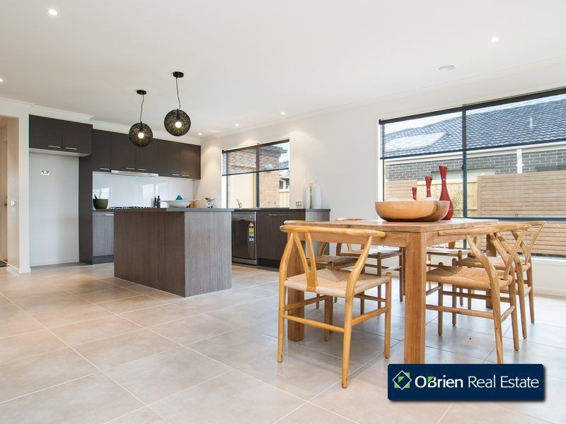 39 Mountainview Boulevard, Cranbourne North VIC 3977