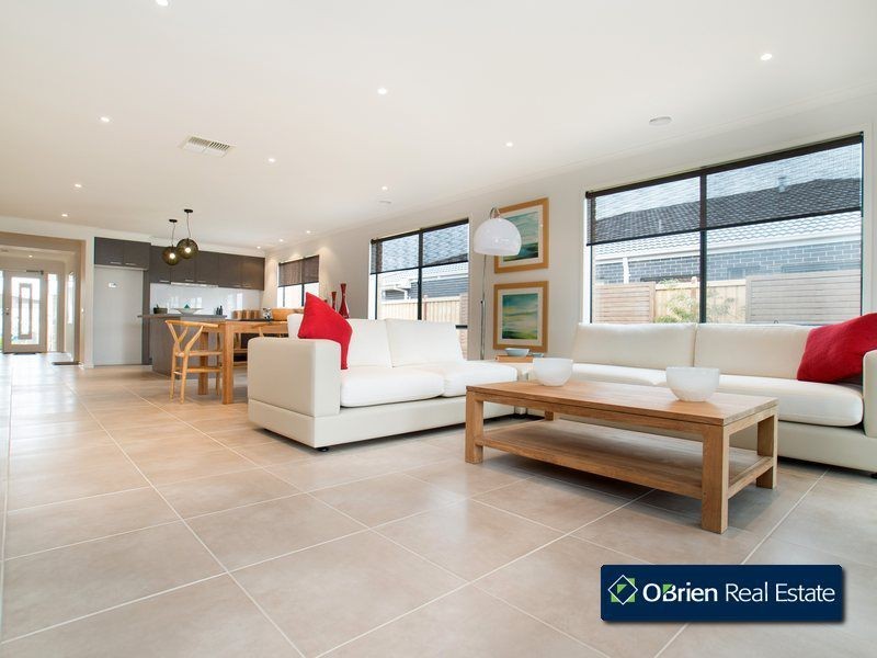 39 Mountainview Boulevard, Cranbourne North VIC 3977