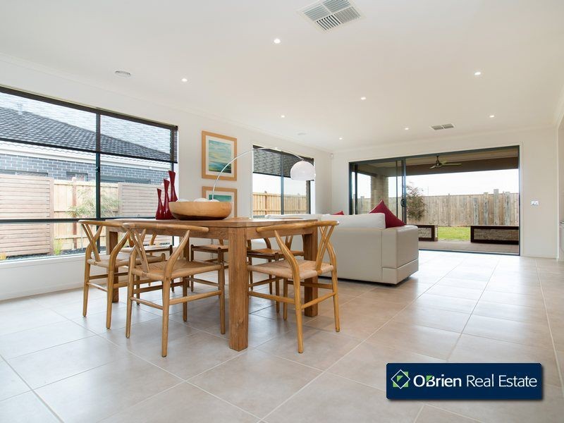 39 Mountainview Boulevard, Cranbourne North VIC 3977