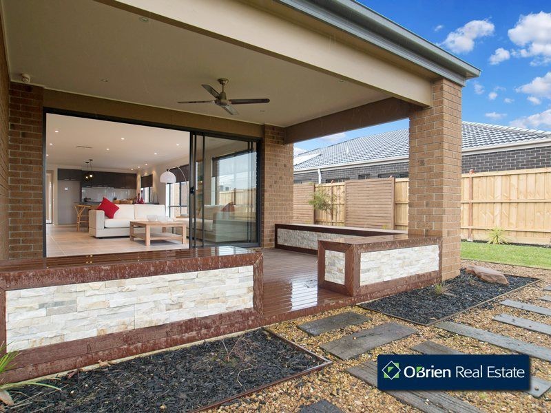 39 Mountainview Boulevard, Cranbourne North VIC 3977