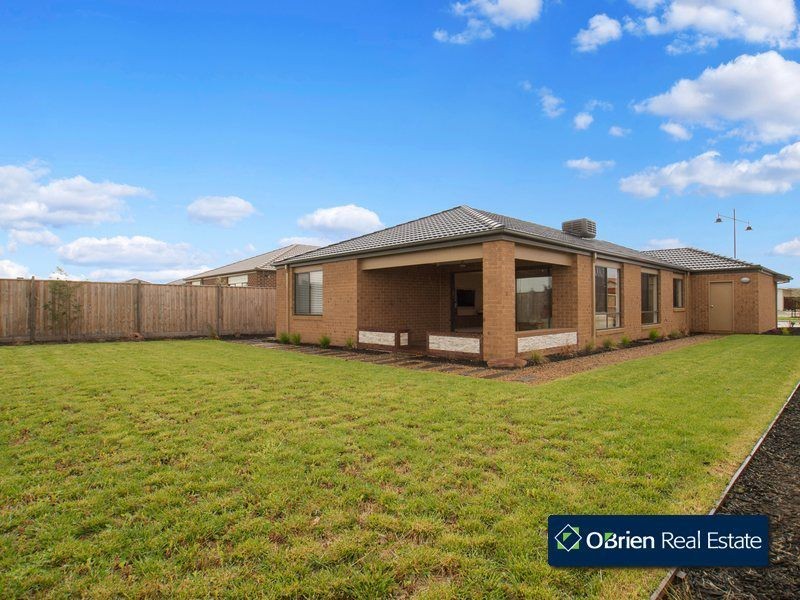 39 Mountainview Boulevard, Cranbourne North VIC 3977