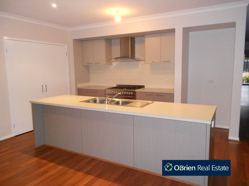 32 Downing Square, Pakenham VIC 3810