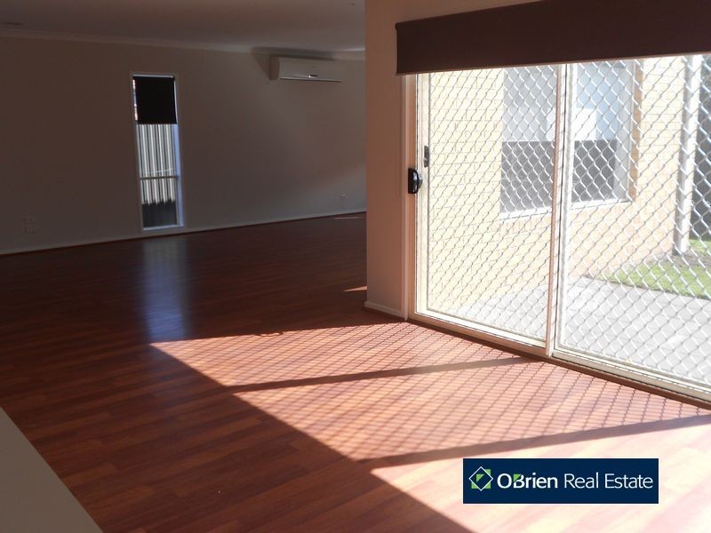 32 Downing Square, Pakenham VIC 3810