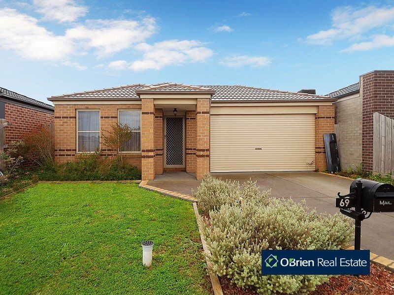 69 Calais Circuit, Cranbourne VIC 3977
