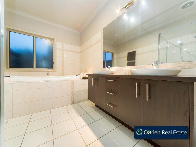 64 Fairholme Boulevard, Berwick VIC 3806