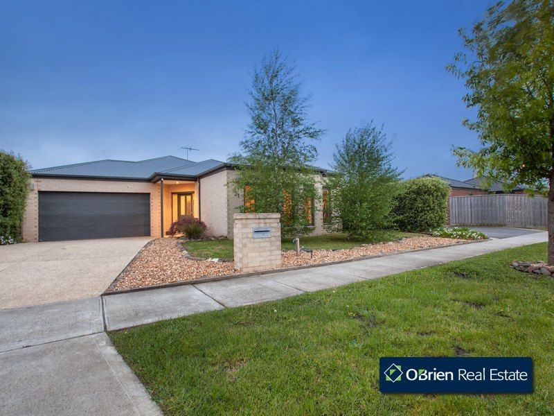 21 Broadleaf Way, Cranbourne VIC 3977