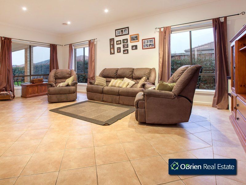 21 Broadleaf Way, Cranbourne VIC 3977