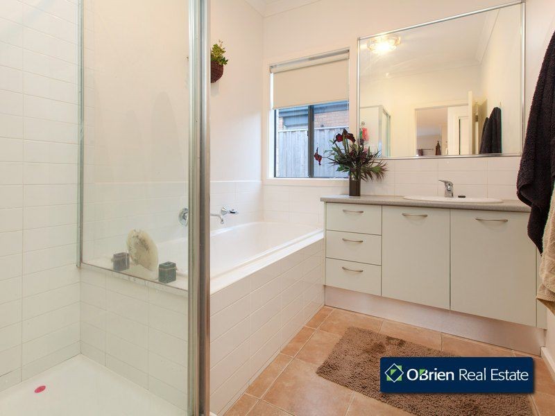 21 Broadleaf Way, Cranbourne VIC 3977