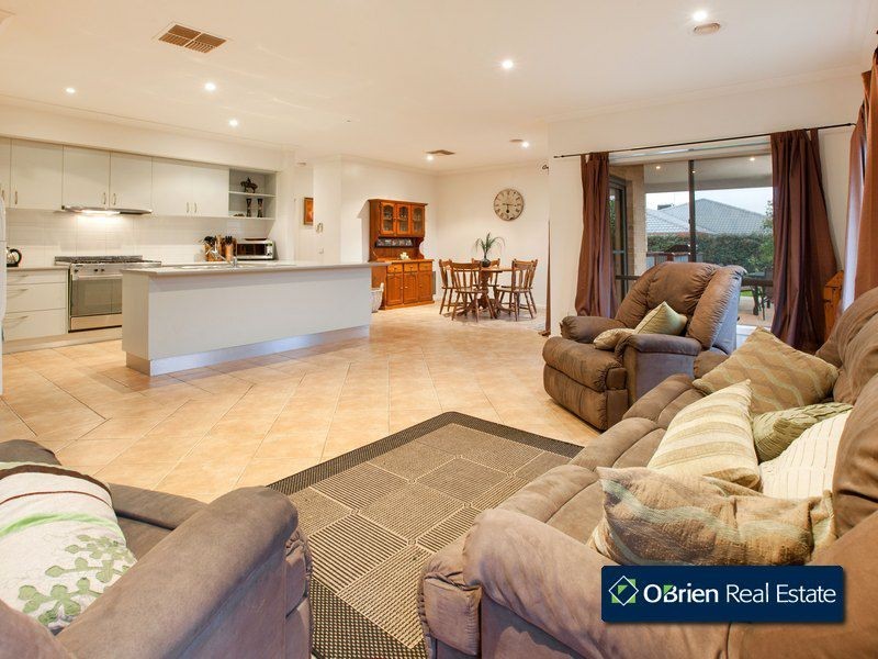 21 Broadleaf Way, Cranbourne VIC 3977