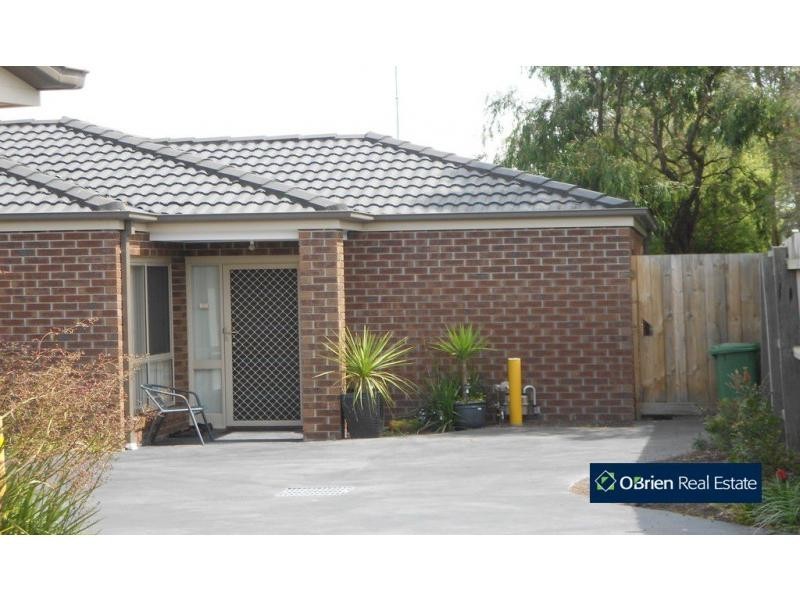 2/15 Coniston Avenue, Berwick VIC 3806