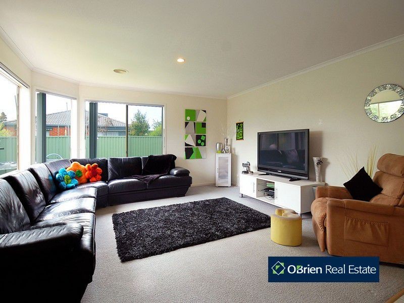 6 Houndsforth Street, Cranbourne VIC 3977