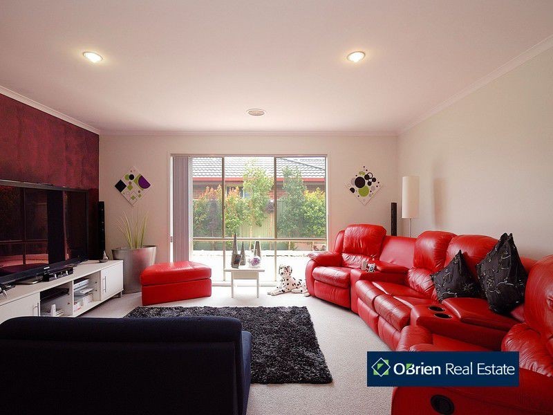 6 Houndsforth Street, Cranbourne VIC 3977