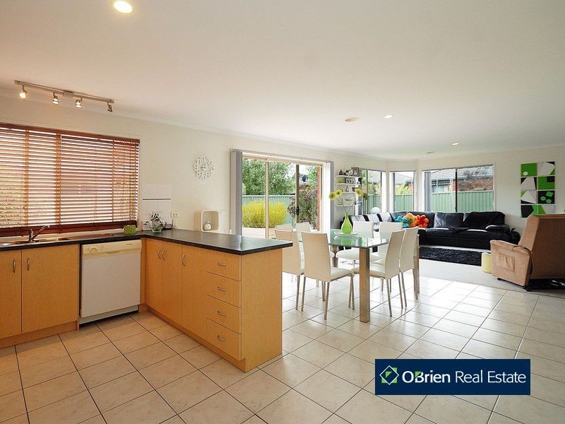 6 Houndsforth Street, Cranbourne VIC 3977