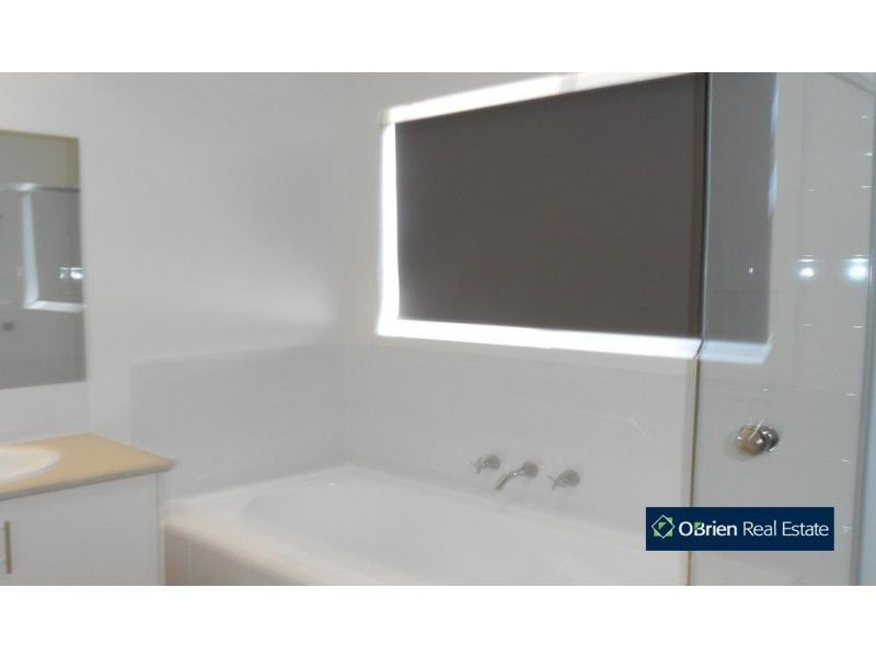 7 Appaloosa Grove, Clyde North VIC 3978