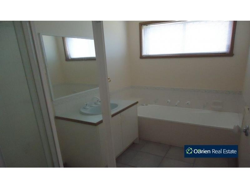 115 Lawless Drive, Cranbourne North VIC 3977