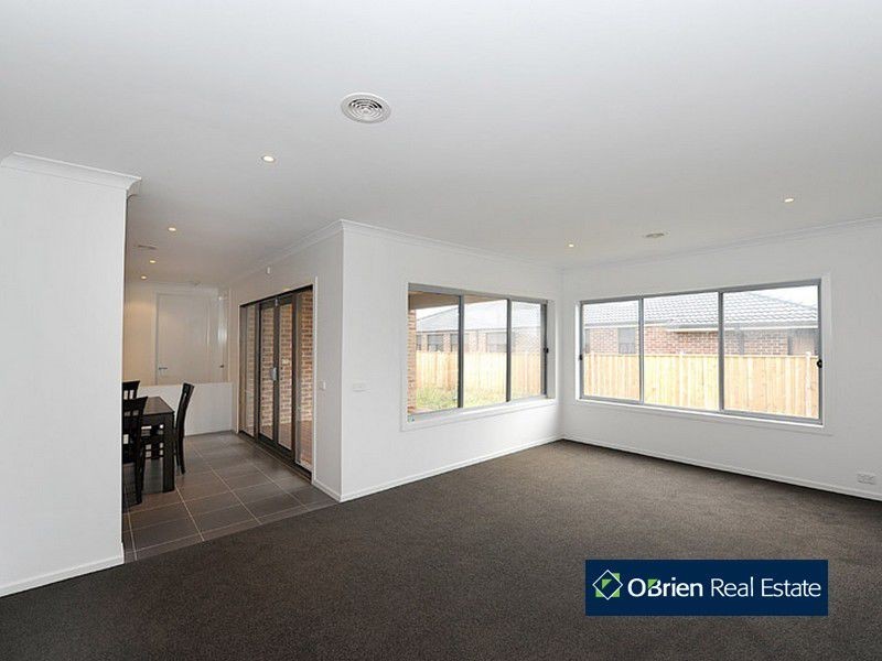 19 Dusky Bells Drive, Cranbourne VIC 3977