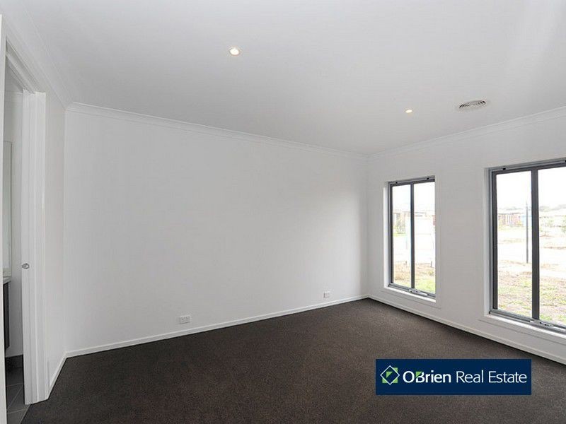 19 Dusky Bells Drive, Cranbourne VIC 3977
