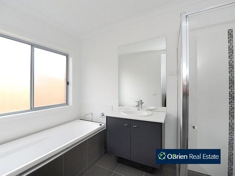 19 Dusky Bells Drive, Cranbourne VIC 3977