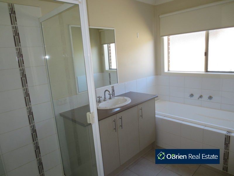 3 Avalon Crescent, Cranbourne East VIC 3977