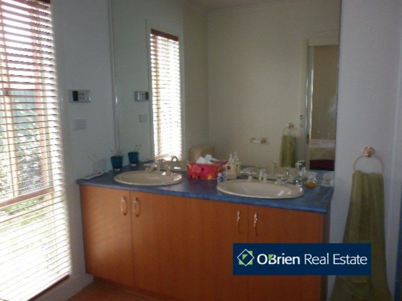 2 Anton Close, Narre Warren South VIC 3805