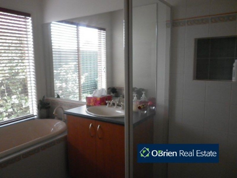 2 Anton Close, Narre Warren South VIC 3805