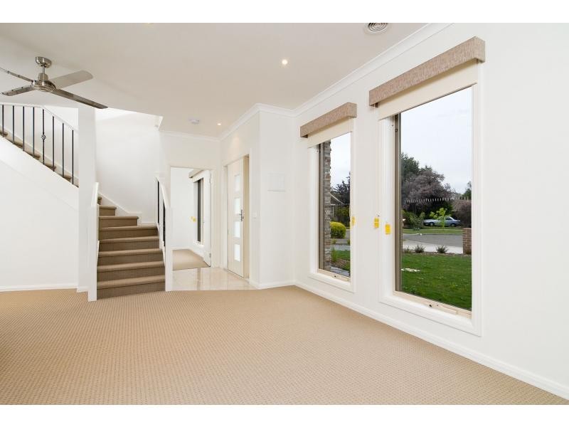 1/4 Daniher Close, Berwick VIC 3806