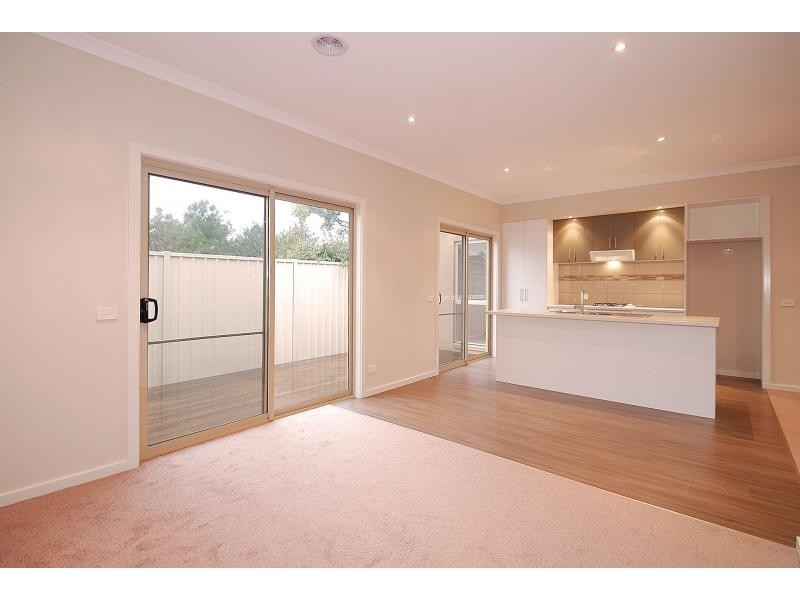 2/9 Slingsby Avenue, Beaconsfield VIC 3807