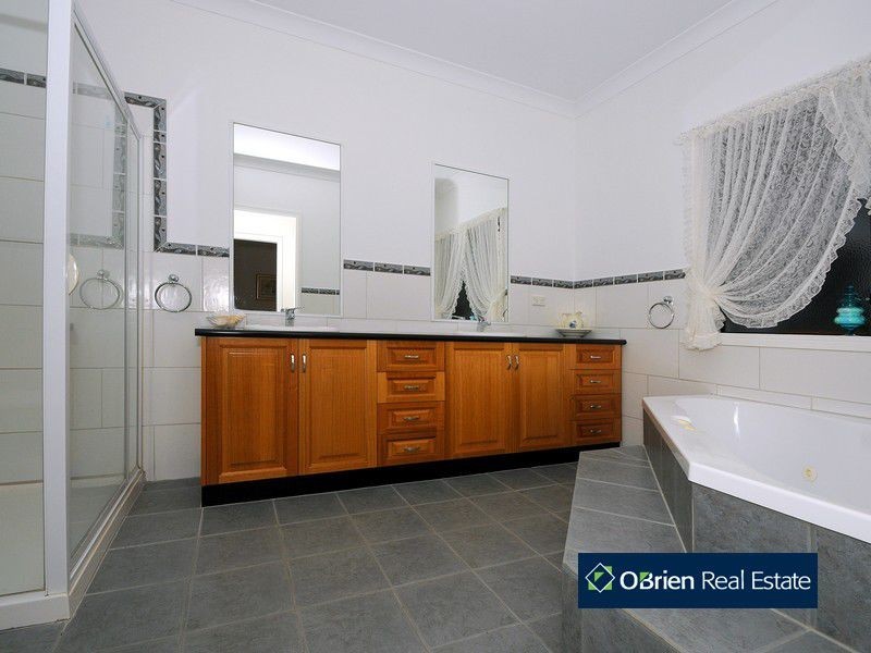 6-8 Lakes Boulevard, Pearcedale VIC 3912