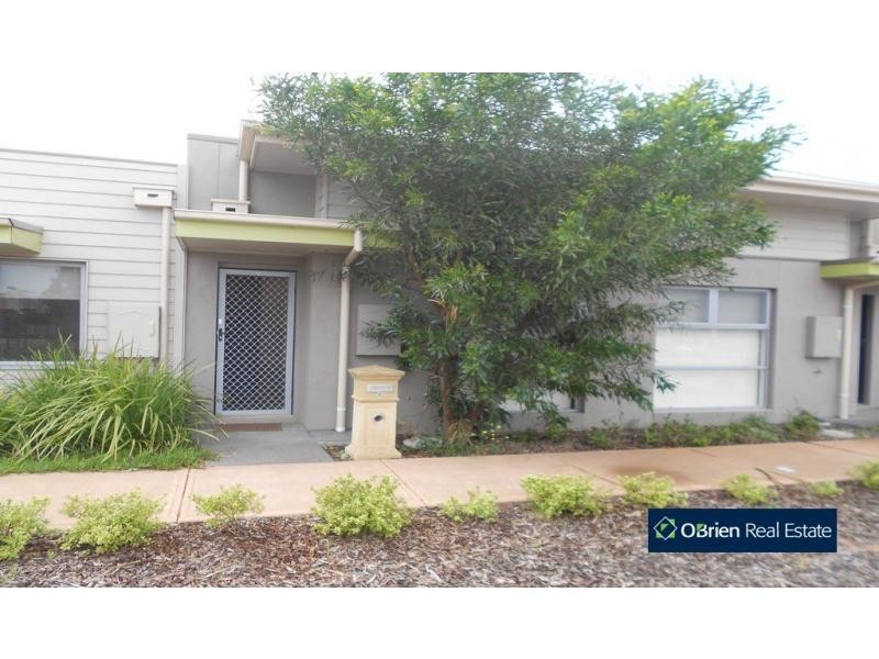 8 Acorn Lane, Pakenham VIC 3810