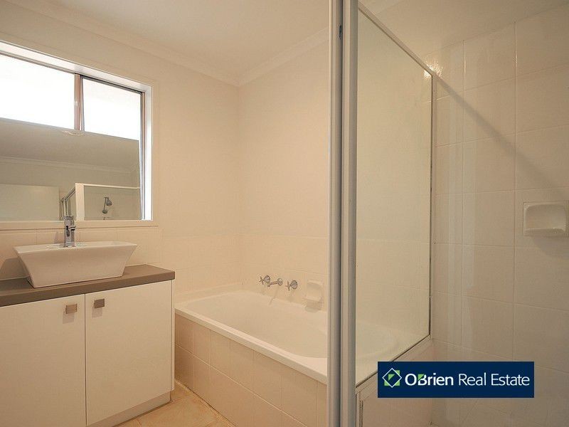 10 Minka Place, Skye VIC 3977