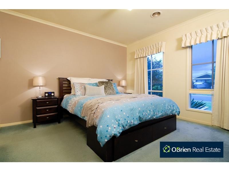 10 Langbourne Drive, Narre Warren South VIC 3805