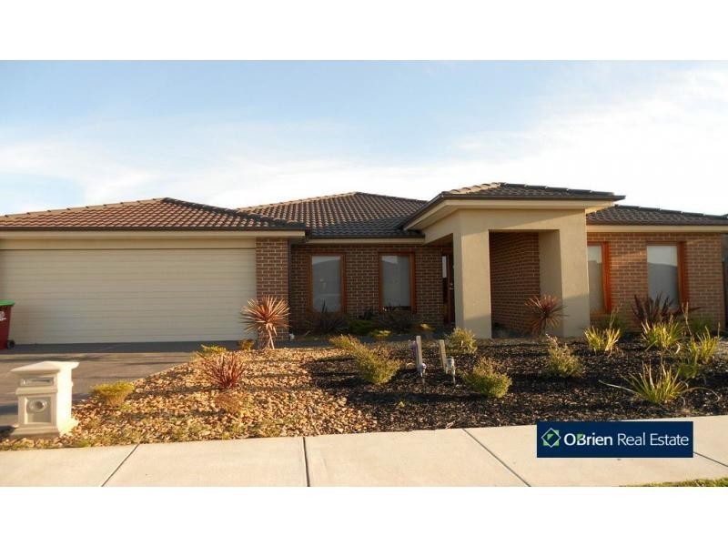 9 Beechtree Way, Cranbourne North VIC 3977