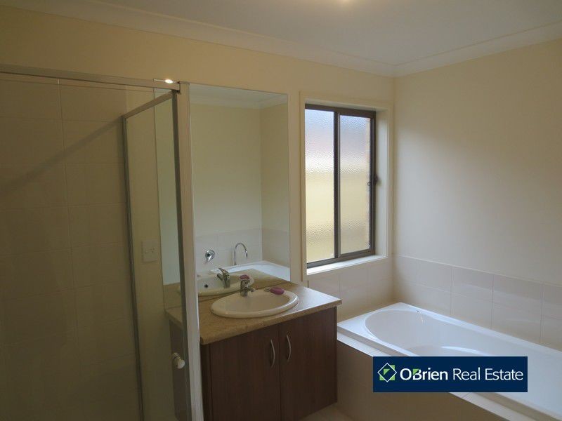 5 Heathfield Lane, Officer VIC 3809