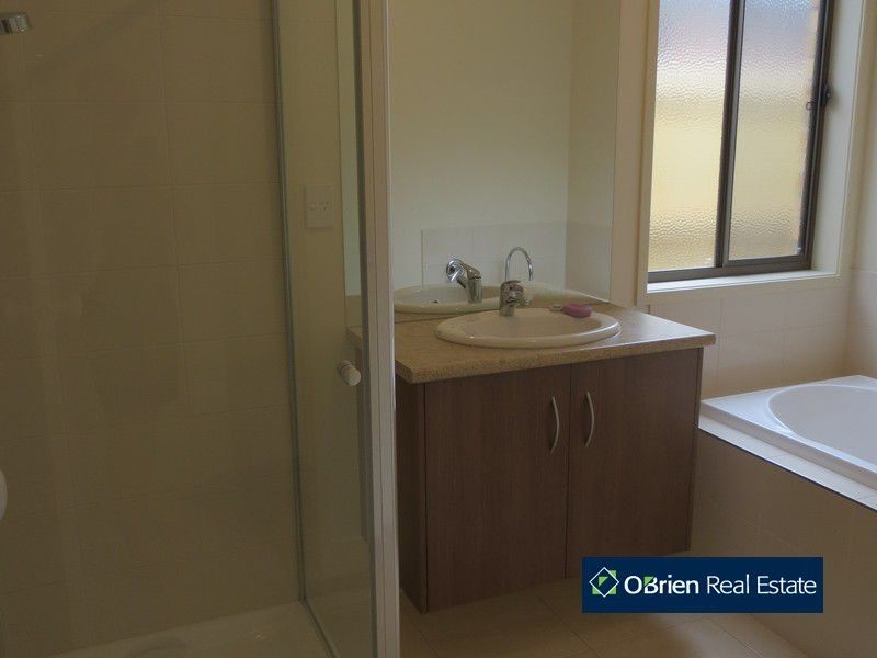 5 Heathfield Lane, Officer VIC 3809