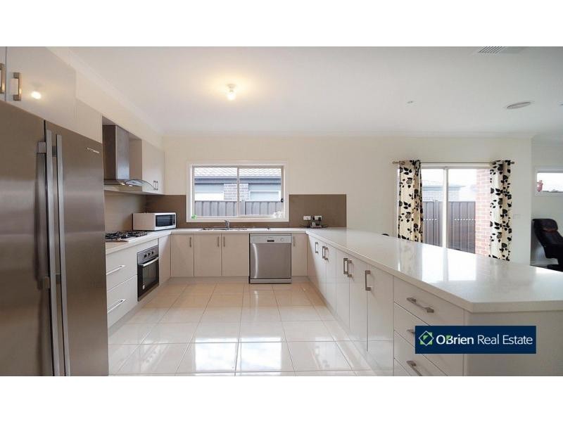 8 Abrus Circuit, Cranbourne North VIC 3977